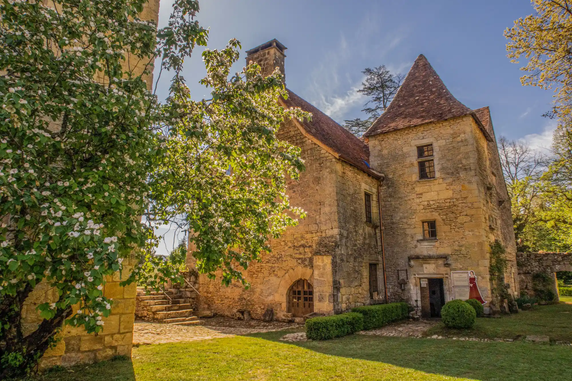 Donjon et Manoir de la Salle, Chateaux in Périgord - Saint Léon sur Vézère, Guide du Périgord 5