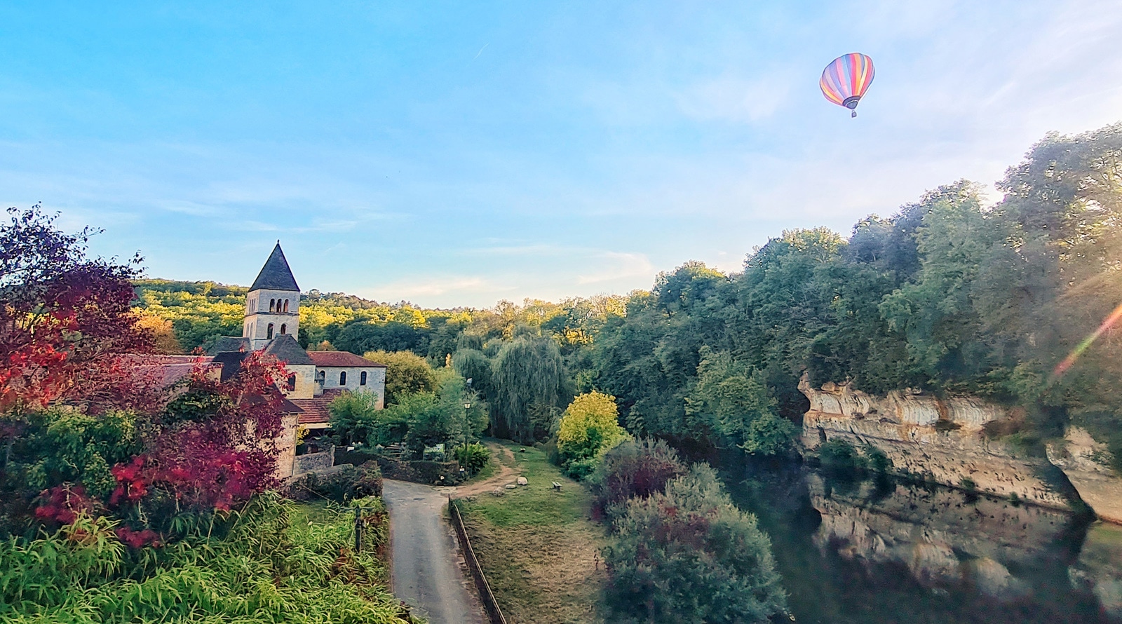 Visit the village of Saint-Léon-sur-Vézère