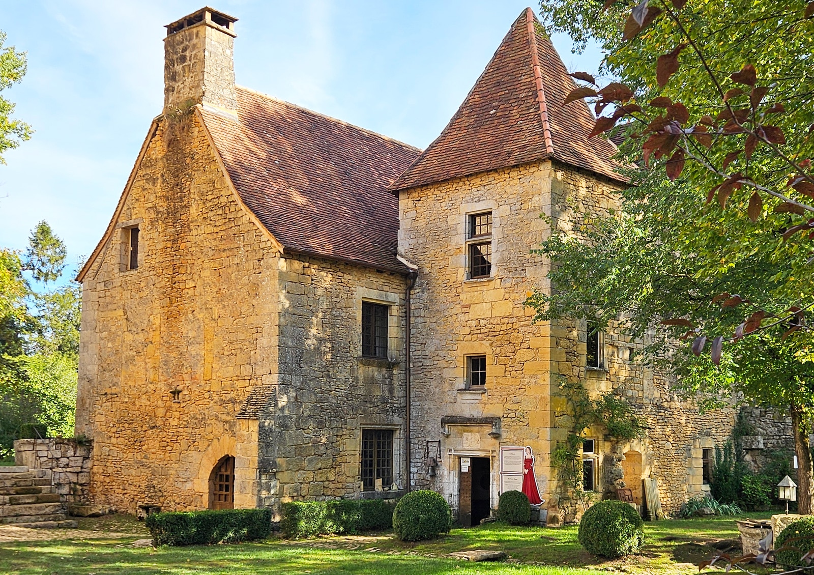 Halloween en Dordogne : des aventures en famille au Donjon, Manoir et Jardin de la Salle !