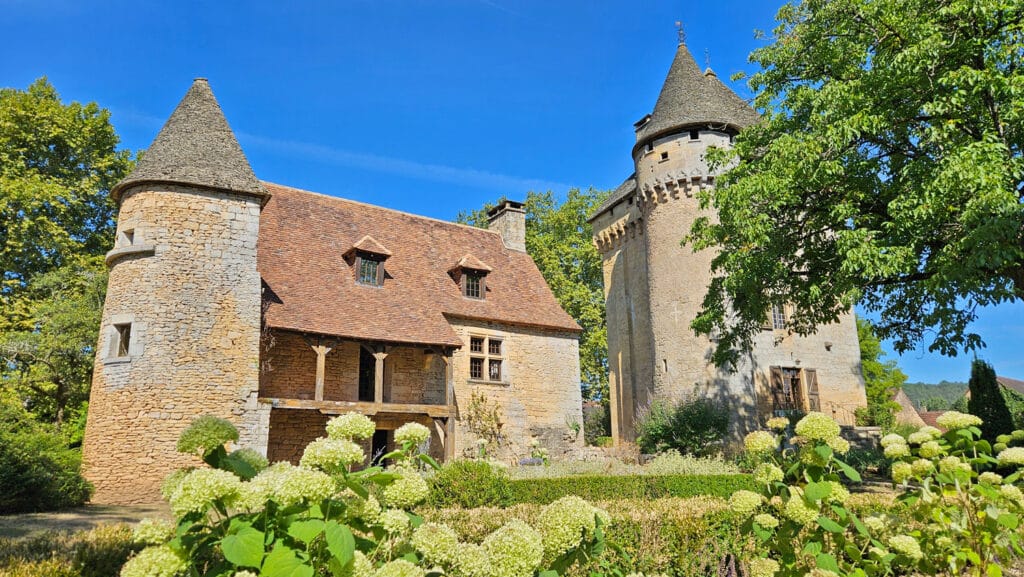 donjon manoir et jardin de la salle en été