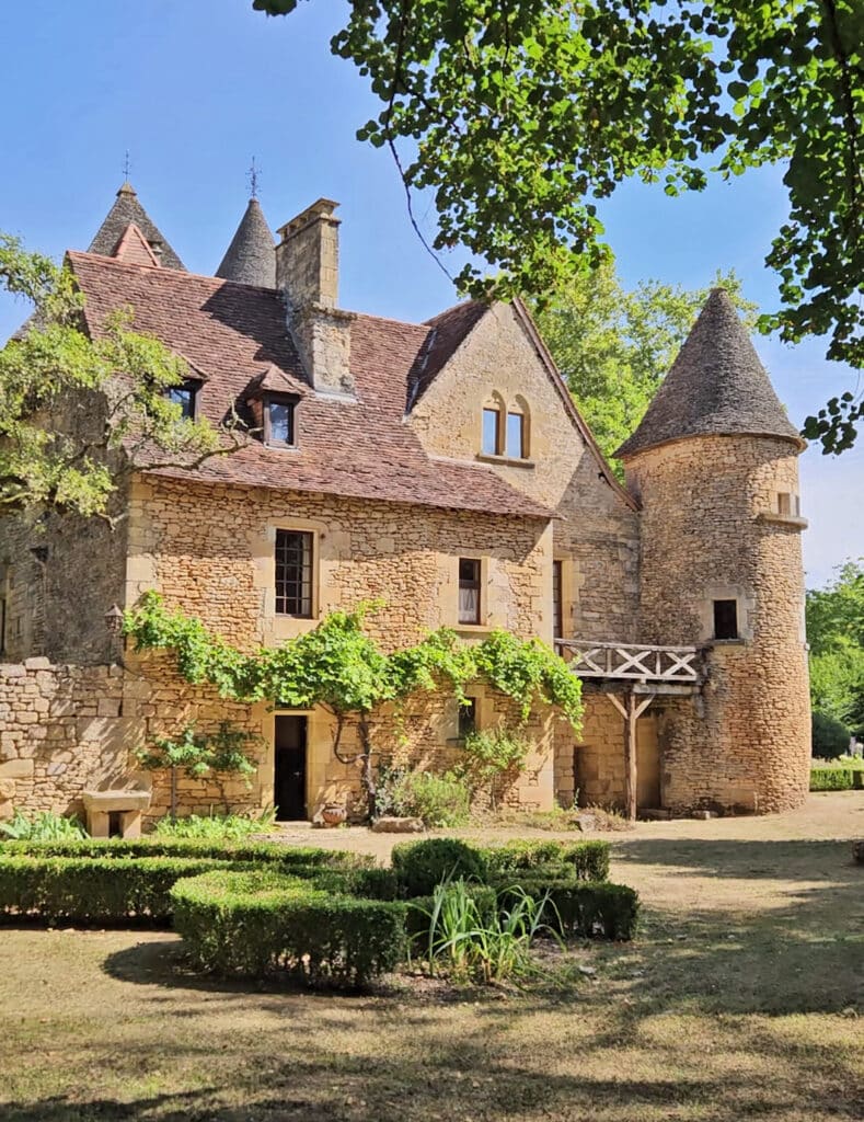 donjon manoir et jardind e la salle jardin derriere